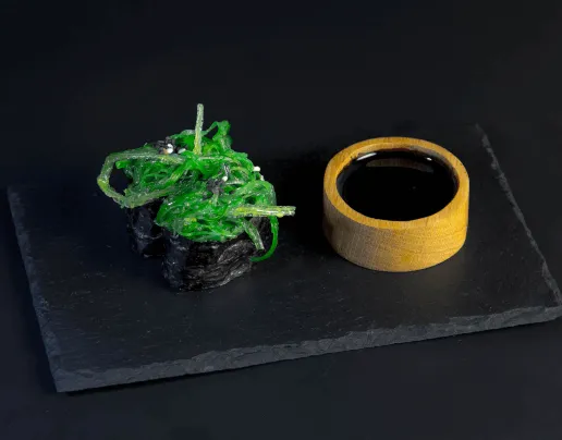 Gunkany z Wakame — gunkan sushi z pysznymi dodatkami, dostawa w Toruniu