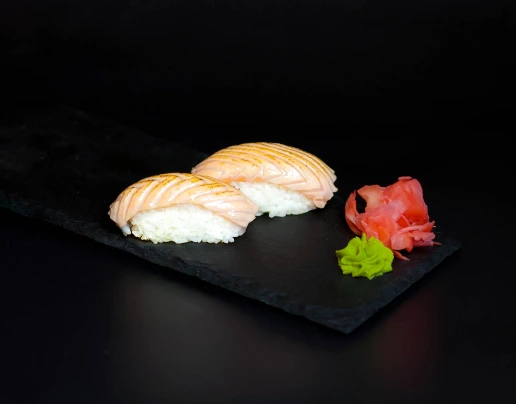 Nigiri z Opalanym Łososiem — nigiri sushi z dostawą na terenie Torunia