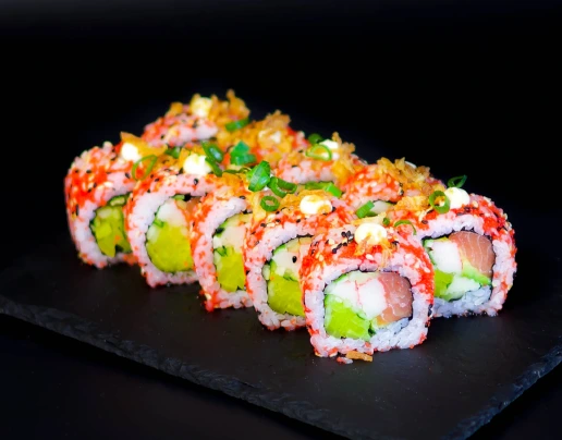 California z Łososiem — klasyczne california sushi z dostawą w Toruniu