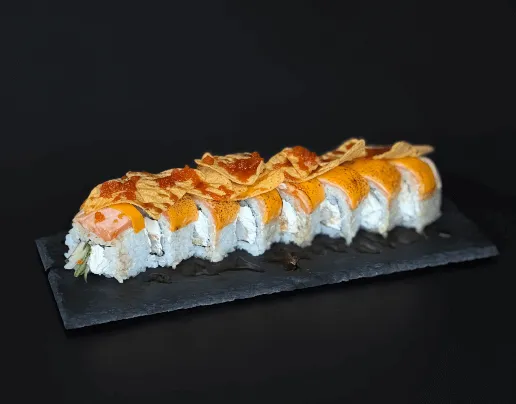 Cheddar Salmon Roll – łosoś, cheddar, krewetka i chipsy w wyjątkowej roli