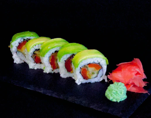 Uramak z Warzywami w Tempurze i Awokado na Wierzchu — pyszne uramaki sushi z dostawą w Toruniu