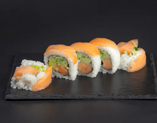 Salmon Avocado Roll — sushi roll z dostawą w Toruniu
