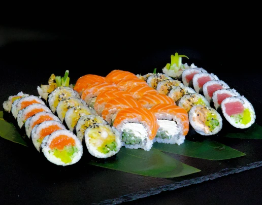 Zestaw sushi z łososiem, tuńczykiem i krewetką w tempurze