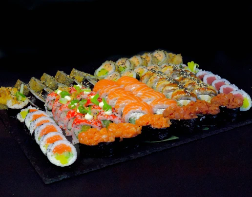 Zestaw różnorodnych rolek i nigiri